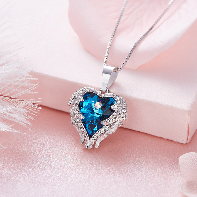 Oorbel en ketting in hartvorm