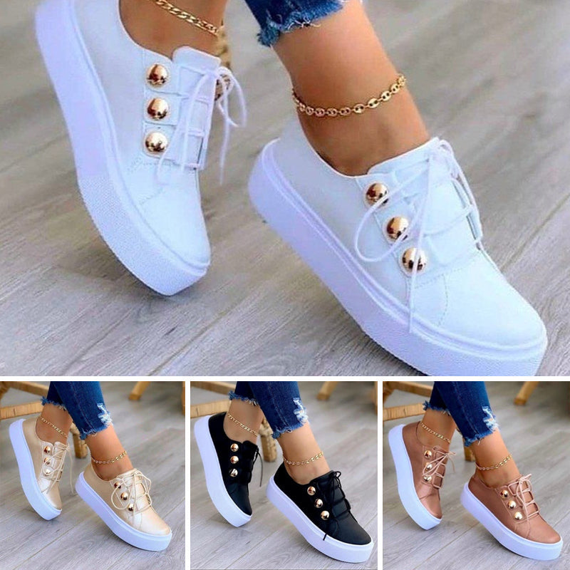 Casual sneakers met nageldecoratie