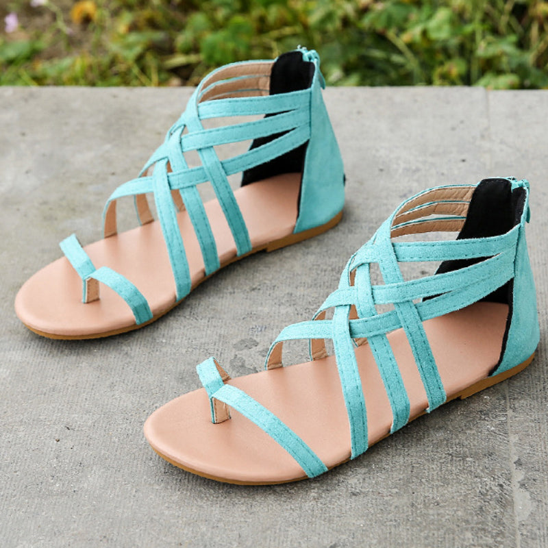Platte zomersandalen met gekruiste bandjes en rits