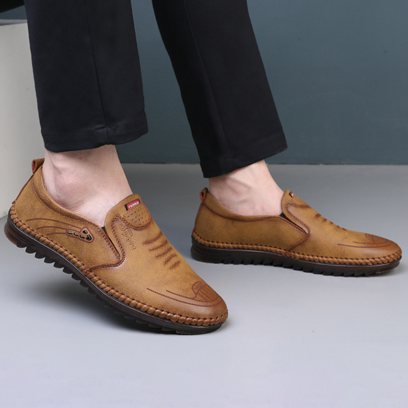 Handgenaaide, ademende leren schoenen met een zacht oppervlak en peeszolen
