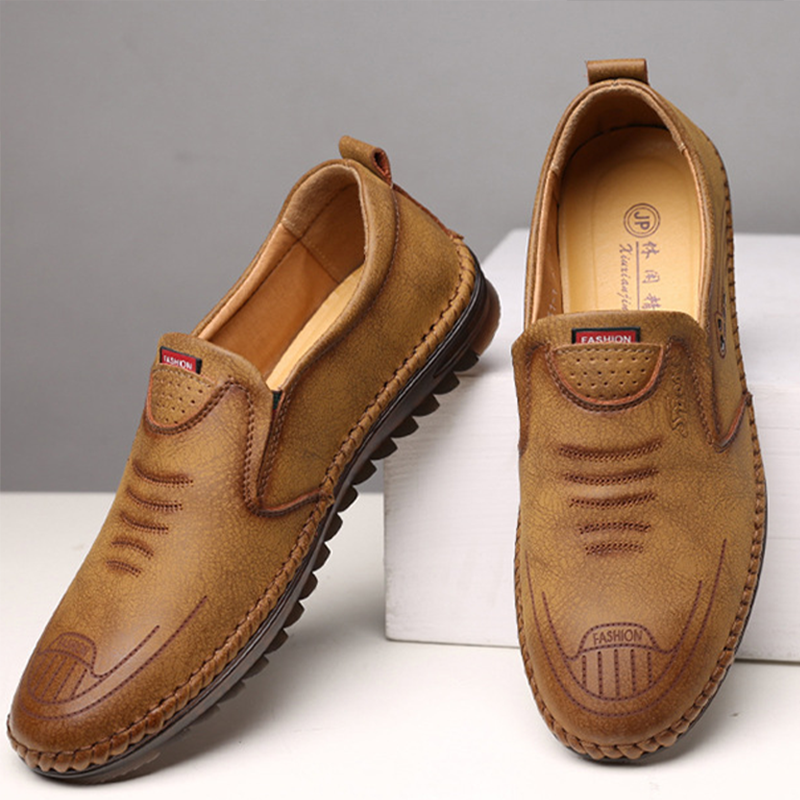 Handgenaaide, ademende leren schoenen met een zacht oppervlak en peeszolen