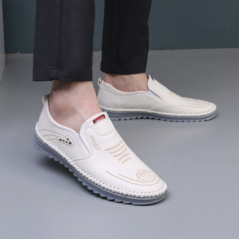 Handgenaaide, ademende leren schoenen met een zacht oppervlak en peeszolen