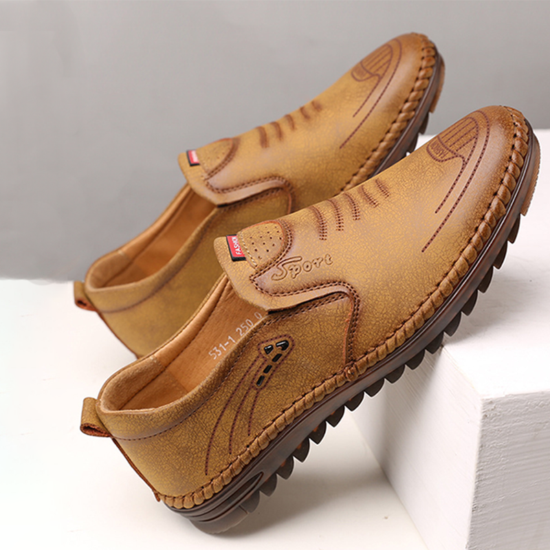 Handgenaaide, ademende leren schoenen met een zacht oppervlak en peeszolen