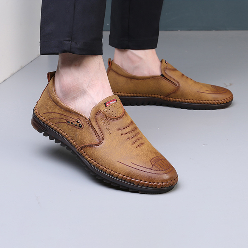 Handgenaaide, ademende leren schoenen met een zacht oppervlak en peeszolen
