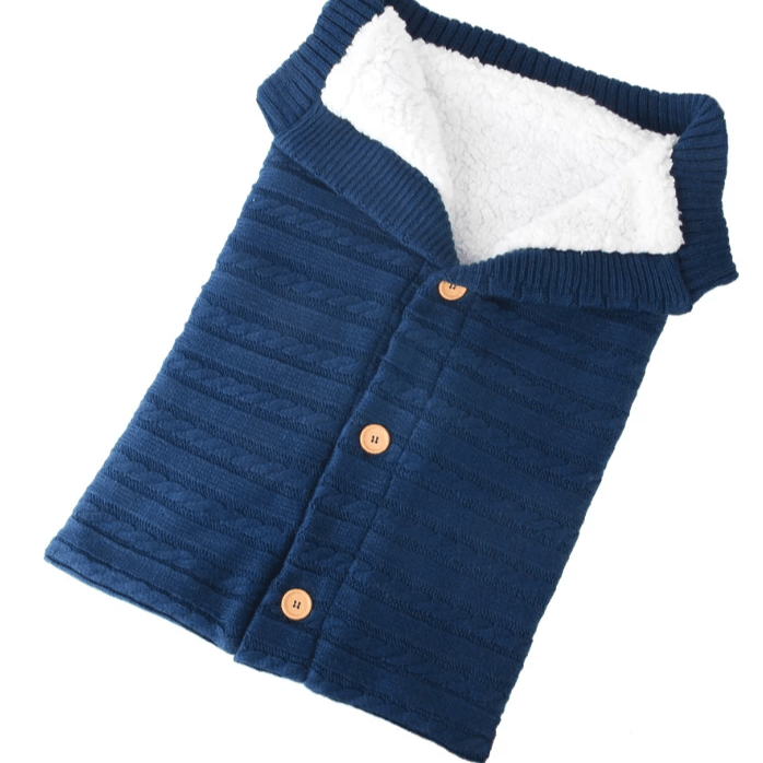 Gebreide slaapzak met knopen voor baby